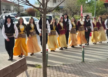 Νέοι και νέες στην Άρδασσα τη Δευτέρα του Πάσχα, αναβιώνουν το ποντιακό έθιμο Κοτσαγκέλ'. 13 Απριλίου 2026 (φωτ.: kozan.gr)