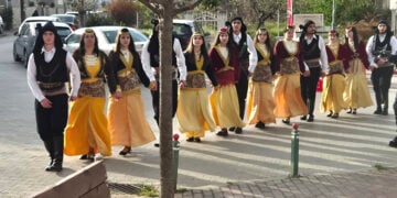 Νέοι και νέες στην Άρδασσα τη Δευτέρα του Πάσχα, αναβιώνουν το ποντιακό έθιμο Κοτσαγκέλ'. 13 Απριλίου 2026 (φωτ.: kozan.gr)