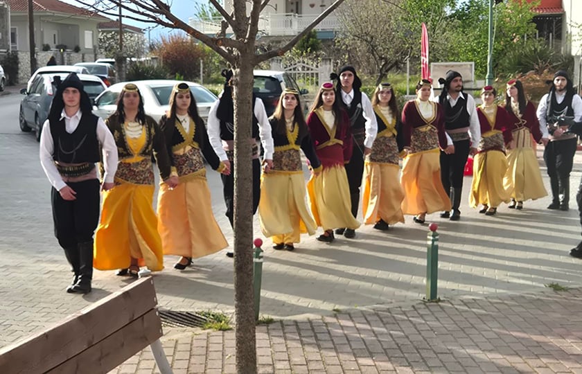 Νέοι και νέες στην Άρδασσα τη Δευτέρα του Πάσχα, αναβιώνουν το ποντιακό έθιμο Κοτσαγκέλ'. 13 Απριλίου 2026 (φωτ.: kozan.gr)