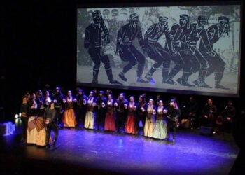 Στιγμιότυπο από την εμφάνιση των «Αργοναυτών-Κομνηνών» στο Μέγαρο Μουσικής Αθηνών, Πέμπτη 16 Απριλίου 2026 (φωτ.: Facebook / Σύλλογος Ποντίων «Αργοναύται-Κομνηνοί»)