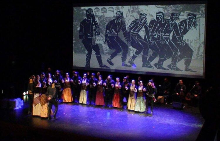 Στιγμιότυπο από την εμφάνιση των «Αργοναυτών-Κομνηνών» στο Μέγαρο Μουσικής Αθηνών, Πέμπτη 16 Απριλίου 2026 (φωτ.: Facebook / Σύλλογος Ποντίων «Αργοναύται-Κομνηνοί»)