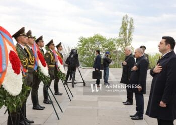 Ο πρόεδρος, ο πρωθυπουργός και ανώτατοι αξιωματούχοι της Αρμενίς τίμησαν τα θύματα της Γενοκτονίας των Αρμενίων στο Μνημείο Τσιτσερνακαμπέρντ (φωτ.: armenpress.am)