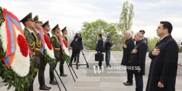 Ο πρόεδρος, ο πρωθυπουργός και ανώτατοι αξιωματούχοι της Αρμενίς τίμησαν τα θύματα της Γενοκτονίας των Αρμενίων στο Μνημείο Τσιτσερνακαμπέρντ (φωτ.: armenpress.am)