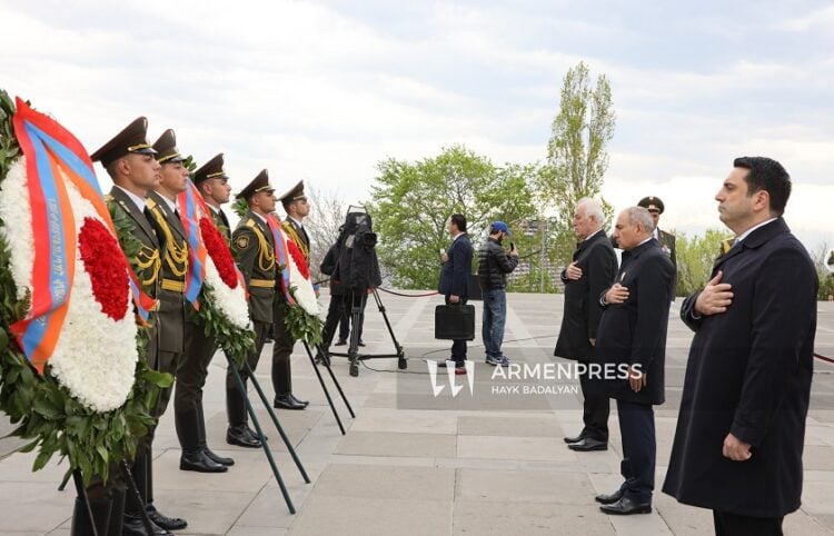 Ο πρόεδρος, ο πρωθυπουργός και ανώτατοι αξιωματούχοι της Αρμενίς τίμησαν τα θύματα της Γενοκτονίας των Αρμενίων στο Μνημείο Τσιτσερνακαμπέρντ (φωτ.: armenpress.am)