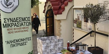 Έξω από τον καθεδρικό ναό Κοιμήσεως Θεοτόκου Νέας Φιλαδέλφειας, Μεγάλη Πέμπτη 9 Απριλίου 2026 (φωτ.: Facebook / Σύνδεσμος Μικρασιατών Ν. Φιλαδέλφειας - Ν. Χαλκηδόνας)