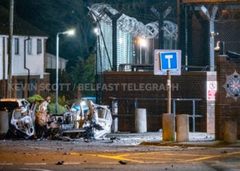 Ό,τι απέμεινε από το παγιδευμένο όχημα, Κυριακή 26 Απριλίου (πηγή: Belfast Telegraph)