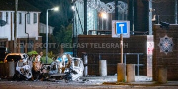 Ό,τι απέμεινε από το παγιδευμένο όχημα, Κυριακή 26 Απριλίου (πηγή: Belfast Telegraph)