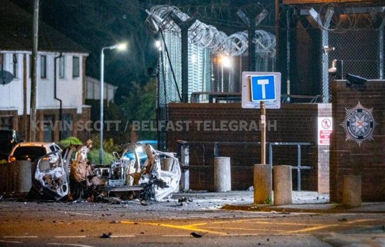 Ό,τι απέμεινε από το παγιδευμένο όχημα, Κυριακή 26 Απριλίου (πηγή: Belfast Telegraph)
