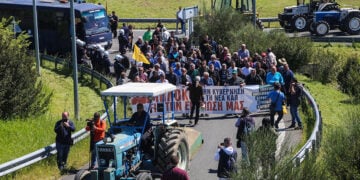 Αγροτική κινητοποίηση στον Ε-65, στο ύψος του κόμβου της Καρδίτσας. Μεγάλη Τρίτη 7 Απριλίου 2026 (φωτ.: EUROKINISSI / Λεωνίδας Τζέκας)