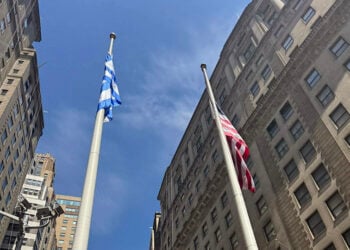 Η γαλανόλευκη κυματίζει δίπλα στην αστερόεσσα, στο Μπόουλινγκ Γκριν του Μανχάταν (φωτ.: facebook / Christos Diamantopoulos)