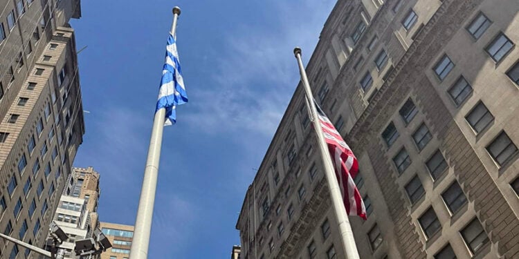 Η γαλανόλευκη κυματίζει δίπλα στην αστερόεσσα, στο Μπόουλινγκ Γκριν του Μανχάταν (φωτ.: facebook / Christos Diamantopoulos)