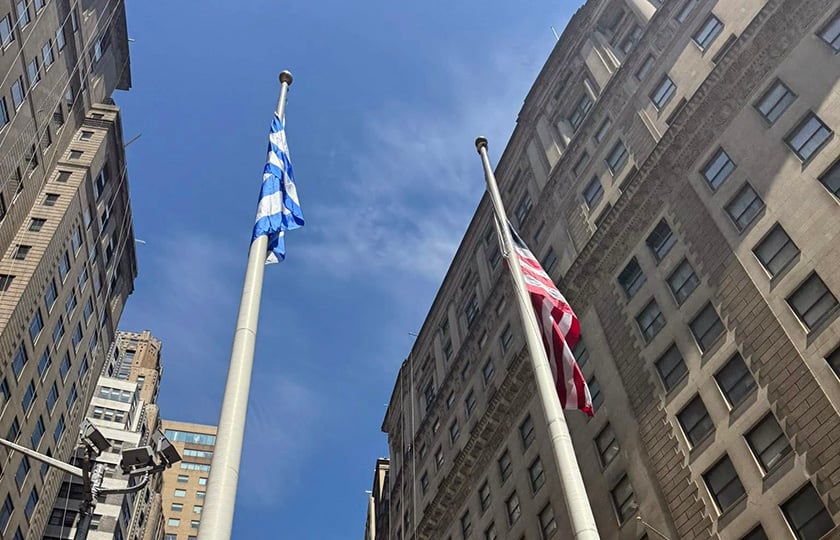 Η γαλανόλευκη κυματίζει δίπλα στην αστερόεσσα, στο Μπόουλινγκ Γκριν του Μανχάταν (φωτ.: facebook / Christos Diamantopoulos)