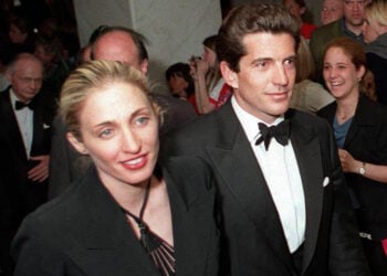 Ο Τζον Φ. Κένεντι Τζούνιορ και η σύζυγός του Κάρολιν Μπεσέτ αποχωρούν από το ετήσιο δείπνο των ανταποκριτών του Λευκού Οίκου στην Ουάσινγκτον, 1η Μαΐου 1999 (φωτ.: EPA / Manny Ceneta)