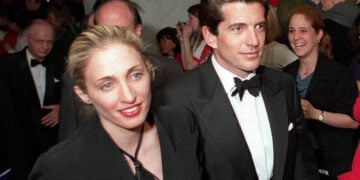 Ο Τζον Φ. Κένεντι Τζούνιορ και η σύζυγός του Κάρολιν Μπεσέτ αποχωρούν από το ετήσιο δείπνο των ανταποκριτών του Λευκού Οίκου στην Ουάσινγκτον, 1η Μαΐου 1999 (φωτ.: EPA / Manny Ceneta)