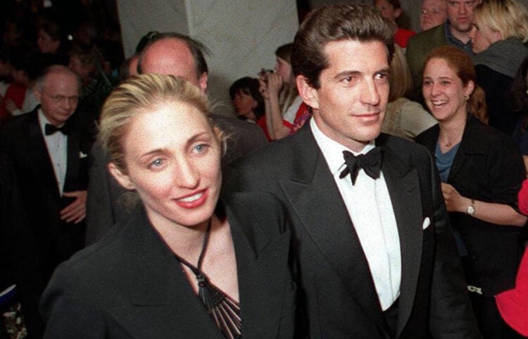 Ο Τζον Φ. Κένεντι Τζούνιορ και η σύζυγός του Κάρολιν Μπεσέτ αποχωρούν από το ετήσιο δείπνο των ανταποκριτών του Λευκού Οίκου στην Ουάσινγκτον, 1η Μαΐου 1999 (φωτ.: EPA / Manny Ceneta)