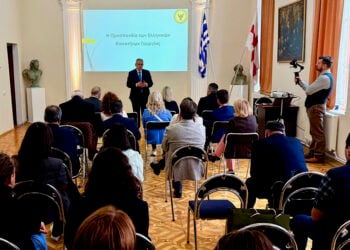 Ο Μάξιμος Χαρακόπουλος στην έδρα της Ομοσπονδίας των Ελληνικών Κοινοτήτων της Γεωργίας (φωτ.: αρχείο Μ. Χαρακόπουλου)