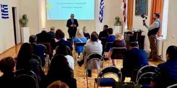 Ο Μάξιμος Χαρακόπουλος στην έδρα της Ομοσπονδίας των Ελληνικών Κοινοτήτων της Γεωργίας (φωτ.: αρχείο Μ. Χαρακόπουλου)