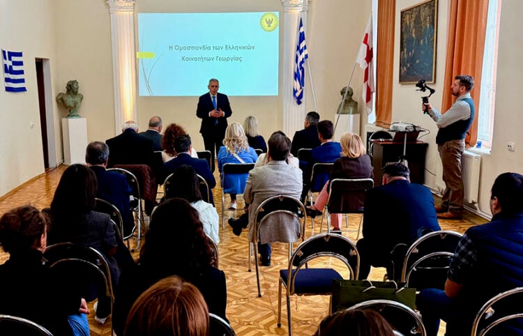 Ο Μάξιμος Χαρακόπουλος στην έδρα της Ομοσπονδίας των Ελληνικών Κοινοτήτων της Γεωργίας (φωτ.: αρχείο Μ. Χαρακόπουλου)