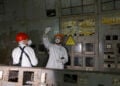 Επισκέπτες στην αίθουσα ελέγχου του 4ου αντιδραστήρα του πυρηνικού σταθμού του Τσερνόμπιλ στην Ουκρανία, 23 Απριλίου 2026 (φωτ.: EPA / Sergey Dolzhenko).