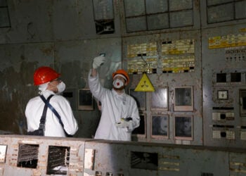 Επισκέπτες στην αίθουσα ελέγχου του 4ου αντιδραστήρα του πυρηνικού σταθμού του Τσερνόμπιλ στην Ουκρανία, 23 Απριλίου 2026 (φωτ.: EPA / Sergey Dolzhenko).