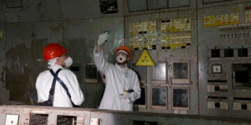 Επισκέπτες στην αίθουσα ελέγχου του 4ου αντιδραστήρα του πυρηνικού σταθμού του Τσερνόμπιλ στην Ουκρανία, 23 Απριλίου 2026 (φωτ.: EPA / Sergey Dolzhenko).