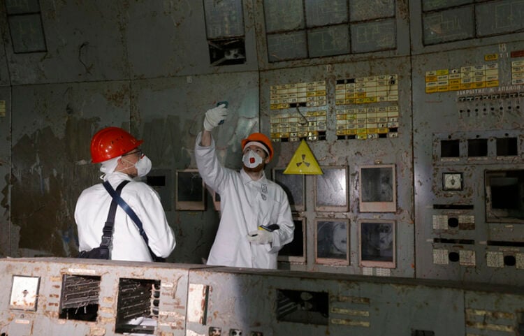 Επισκέπτες στην αίθουσα ελέγχου του 4ου αντιδραστήρα του πυρηνικού σταθμού του Τσερνόμπιλ στην Ουκρανία, 23 Απριλίου 2026 (φωτ.: EPA / Sergey Dolzhenko).