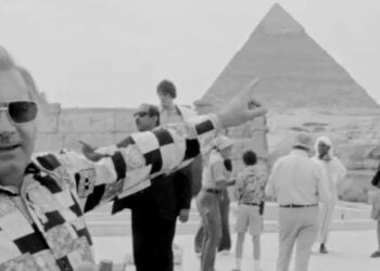 Ο Χρήστος Οικονόμου στο Κάιρο, το 1975 (φωτ.: Αρχείο ΕΡΤ)