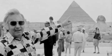 Ο Χρήστος Οικονόμου στο Κάιρο, το 1975 (φωτ.: Αρχείο ΕΡΤ)