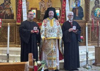 Οι πρωτοψάλτες Μιχαήλ-Άνθιμος Δήσσος και Φώτιος Κετσετζής με τον ιερέα του ναού π. Χρυσόστομο (φωτ.: Ράνια Παρούση)