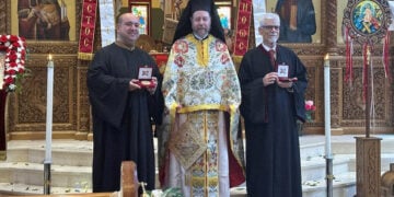 Οι πρωτοψάλτες Μιχαήλ-Άνθιμος Δήσσος και Φώτιος Κετσετζής με τον ιερέα του ναού π. Χρυσόστομο (φωτ.: Ράνια Παρούση)