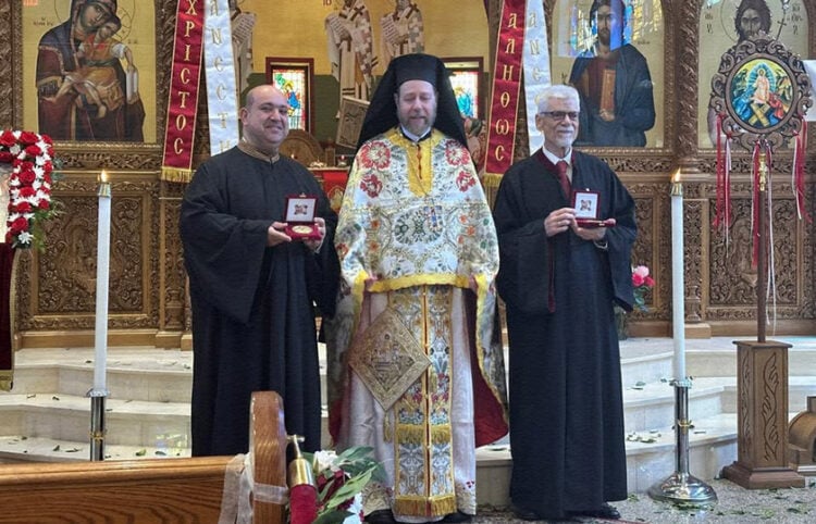 Οι πρωτοψάλτες Μιχαήλ-Άνθιμος Δήσσος και Φώτιος Κετσετζής με τον ιερέα του ναού π. Χρυσόστομο (φωτ.: Ράνια Παρούση)