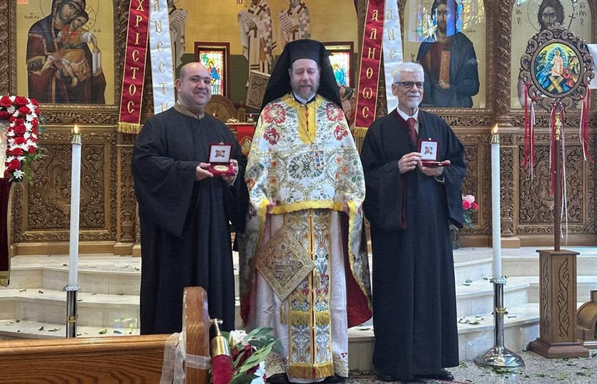 Οι πρωτοψάλτες Μιχαήλ-Άνθιμος Δήσσος και Φώτιος Κετσετζής με τον ιερέα του ναού π. Χρυσόστομο (φωτ.: Ράνια Παρούση)