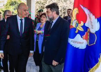 Ο υπουργός Άμυνας Νίκος Δένδιας με τον πρόεδρο της Κοινοβουλευτικής Ομάδας Φιλίας Ελλάδας-Αρμενίας, βουλευτή Βασίλη Οικονόμου (φωτ.: EUROKINISSI / Γιώργος Κονταρίνης)
