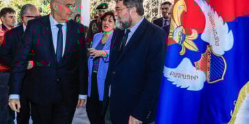 Ο υπουργός Άμυνας Νίκος Δένδιας με τον πρόεδρο της Κοινοβουλευτικής Ομάδας Φιλίας Ελλάδας-Αρμενίας, βουλευτή Βασίλη Οικονόμου (φωτ.: EUROKINISSI / Γιώργος Κονταρίνης)