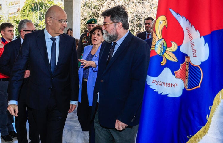 Ο υπουργός Άμυνας Νίκος Δένδιας με τον πρόεδρο της Κοινοβουλευτικής Ομάδας Φιλίας Ελλάδας-Αρμενίας, βουλευτή Βασίλη Οικονόμου (φωτ.: EUROKINISSI / Γιώργος Κονταρίνης)
