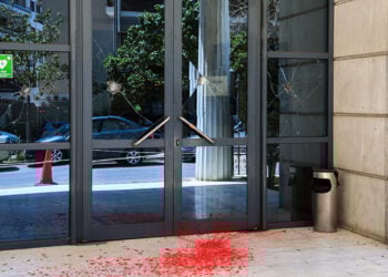 Εκτεταμένες φθορές στην κεντρική είσοδο του Διοικητικού Εφετείου Αθηνών, με βαριοπούλες και μπογιές, Κυριακή 26 Απριλίου 2026 (φωτ.: EUROKINISSI / Γιώργος Κονταρίνης)