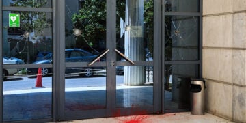 Εκτεταμένες φθορές στην κεντρική είσοδο του Διοικητικού Εφετείου Αθηνών, με βαριοπούλες και μπογιές, Κυριακή 26 Απριλίου 2026 (φωτ.: EUROKINISSI / Γιώργος Κονταρίνης)