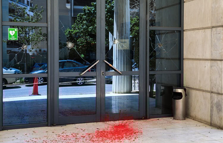 Εκτεταμένες φθορές στην κεντρική είσοδο του Διοικητικού Εφετείου Αθηνών, με βαριοπούλες και μπογιές, Κυριακή 26 Απριλίου 2026 (φωτ.: EUROKINISSI / Γιώργος Κονταρίνης)