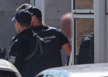 Στον εισαγγελέα οδηγήθηκε ο 89χρονος που πυροβόλησε με κυνηγετική καραμπίνα στα γραφεία του ΕΦΚΑ Κεραμεικού και στην συνέχεια στο Πρωτοδικείο Αθηνών στην οδό Λουκάρεως, τραυματίζοντας πέντε άτομα (φωτ.: Σωτήρης Δημητρόπουλος/ EUROKINISSI)