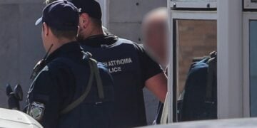 Στον εισαγγελέα οδηγήθηκε ο 89χρονος που πυροβόλησε με κυνηγετική καραμπίνα στα γραφεία του ΕΦΚΑ Κεραμεικού και στην συνέχεια στο Πρωτοδικείο Αθηνών στην οδό Λουκάρεως, τραυματίζοντας πέντε άτομα (φωτ.: Σωτήρης Δημητρόπουλος/ EUROKINISSI)