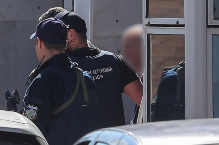 Στον εισαγγελέα οδηγήθηκε ο 89χρονος που πυροβόλησε με κυνηγετική καραμπίνα στα γραφεία του ΕΦΚΑ Κεραμεικού και στην συνέχεια στο Πρωτοδικείο Αθηνών στην οδό Λουκάρεως, τραυματίζοντας πέντε άτομα (φωτ.: Σωτήρης Δημητρόπουλος/ EUROKINISSI)