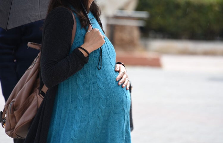 Έγκυος γυναίκα (φωτ.: EUROKINISSI / Βασίλης Παπαδόπουλος)