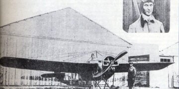 Ο Εμμανουήλ Αργυρόπουλος στο αεροσκάφος του (πηγή: «Ιστορία Πολεμικής Αεροπορίας: Βαλκανικοί Πόλεμοι». Γενικό Επιτελείο Αεροπορίας)