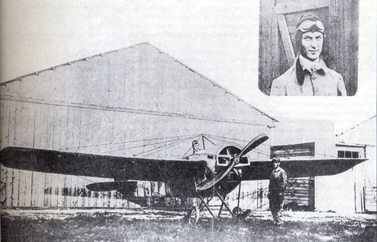 Ο Εμμανουήλ Αργυρόπουλος στο αεροσκάφος του (πηγή: «Ιστορία Πολεμικής Αεροπορίας: Βαλκανικοί Πόλεμοι». Γενικό Επιτελείο Αεροπορίας)