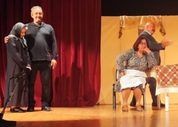 Σκηνή από τη θεατρική παράσταση «Ινάτενα», σε σενάριο και σκηνοθεσία του Ιωάννη Κοσμίδη, που παρουσιάστηκε την τελευταία μέρα του πρώτου κύκλου του 2ου Πανελλαδικού Φεστιβάλ Ποντιακού Θεάτρου της ΠΟΕ, στον δήμο Κορδελιού-Ευόσμου (πηγή: facebook.com/poe.org?locale=el_GR)