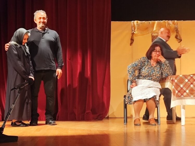 Σκηνή από τη θεατρική παράσταση «Ινάτενα», σε σενάριο και σκηνοθεσία του Ιωάννη Κοσμίδη, που παρουσιάστηκε την τελευταία μέρα του πρώτου κύκλου του 2ου Πανελλαδικού Φεστιβάλ Ποντιακού Θεάτρου της ΠΟΕ, στον δήμο Κορδελιού-Ευόσμου (πηγή: facebook.com/poe.org?locale=el_GR)