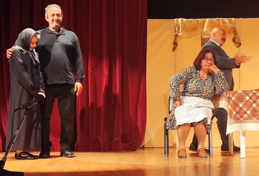 Σκηνή από τη θεατρική παράσταση «Ινάτενα», σε σενάριο και σκηνοθεσία του Ιωάννη Κοσμίδη, που παρουσιάστηκε την τελευταία μέρα του πρώτου κύκλου του 2ου Πανελλαδικού Φεστιβάλ Ποντιακού Θεάτρου της ΠΟΕ, στον δήμο Κορδελιού-Ευόσμου (πηγή: facebook.com/poe.org?locale=el_GR)