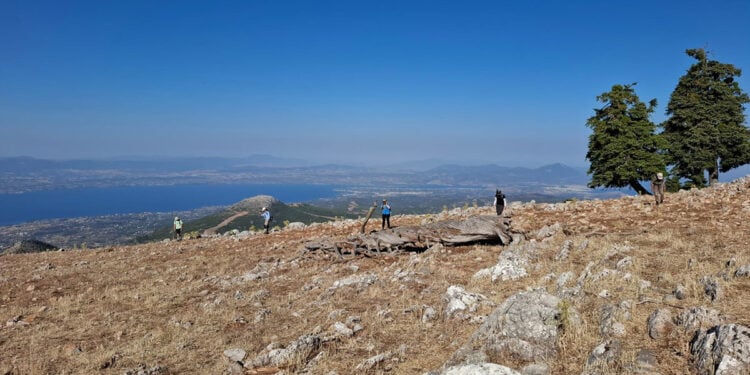 Επιφανειακή έρευνα στην κορυφή του Ευβοϊκού Ολύμπου (φωτ.: ΥΠΠΟΑ)