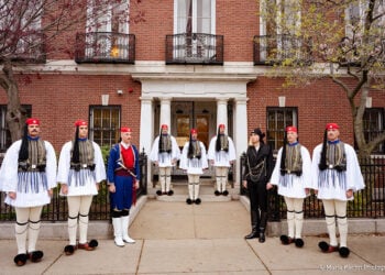 Άγημα της Προεδρικής Φρουράς έξω από το Γενικό Προξενείο της Ελλάδας στη Βοστόνη, Σάββατο 25 Απριλίου 2026 (φωτ.: Consulate General of Greece in Boston﻿ / Maria Kechri)