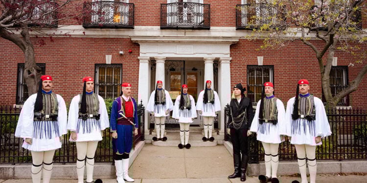 Άγημα της Προεδρικής Φρουράς έξω από το Γενικό Προξενείο της Ελλάδας στη Βοστόνη, Σάββατο 25 Απριλίου 2026 (φωτ.: Consulate General of Greece in Boston﻿ / Maria Kechri)